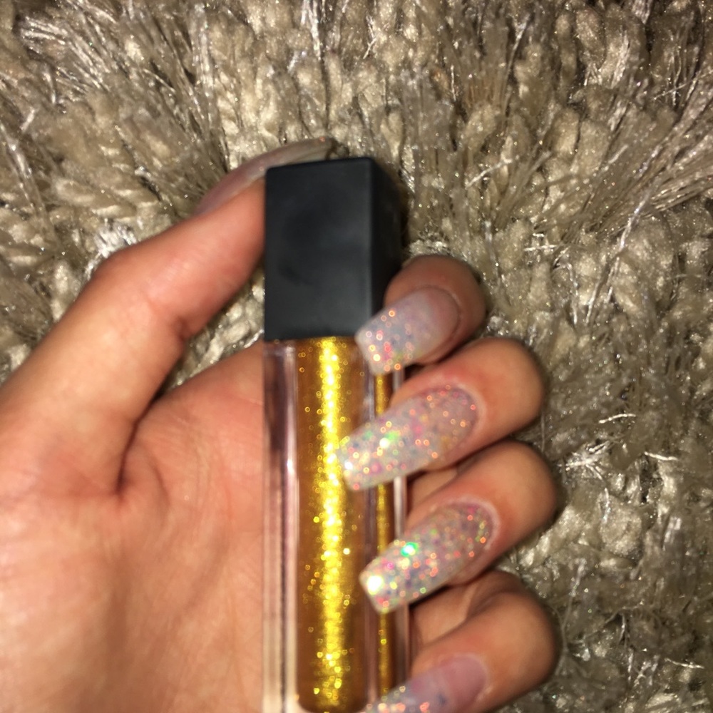 Lip gloss - Picture 2 of 3